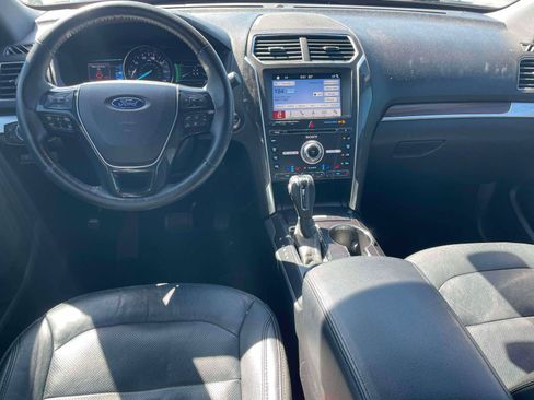 Used 2018 Ford Explorer Limited w/ Equipment Group 301A FWD image 8