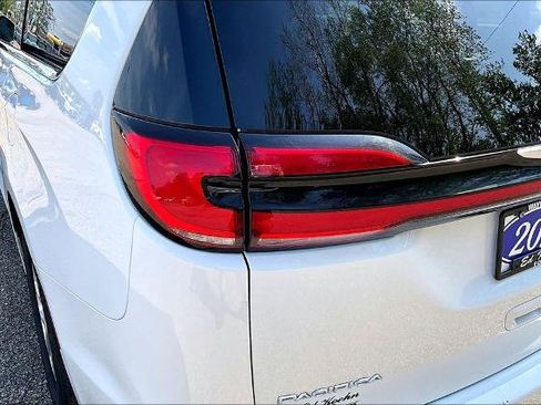 Used 2023 Chrysler Pacifica Touring-L FWD image 30