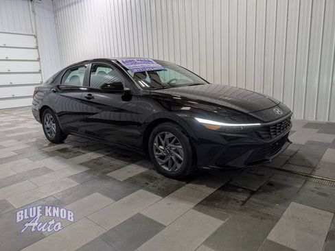 Used 2024 Hyundai Elantra Blue FWD image 5
