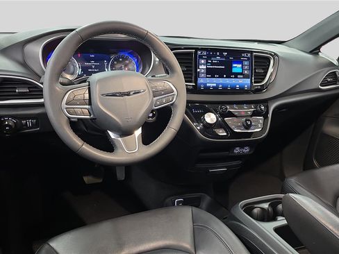 Used 2025 Chrysler Pacifica Select FWD image 20