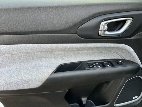 Used 2024 Jeep Compass Latitude w/ Sun and Sound Group image 31