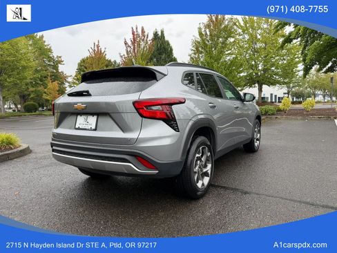 Used 2025 Chevrolet Trax LT w/ LT Convenience Package FWD image 8