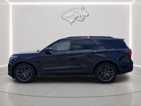 Used 2025 Ford Explorer ST AWD/4WD image 3