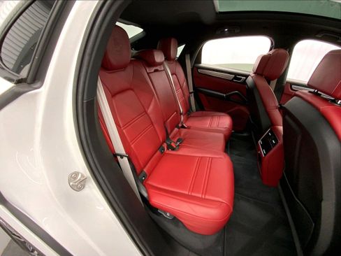 Certified 2022 Porsche Cayenne Platinum Edition image 22