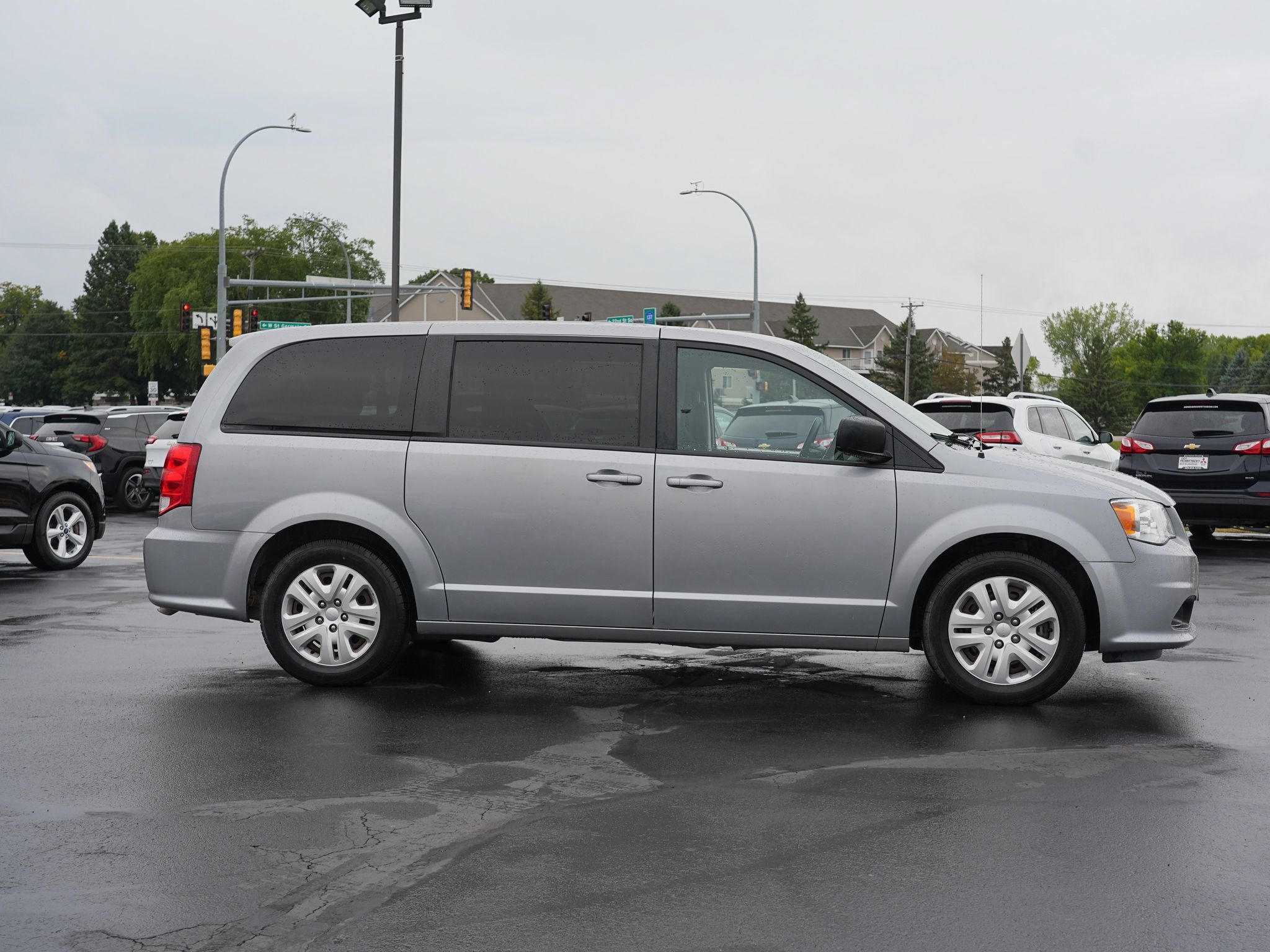 Used 2018 Dodge Grand Caravan SE w/ UConnect Hands-Free Group FWD image 2