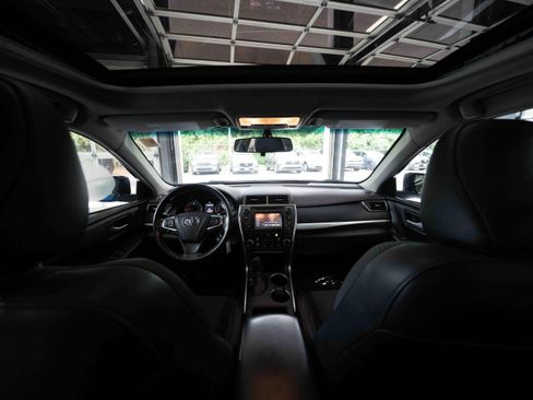 Used 2017 Toyota Camry SE w/ Moonroof Package FWD image 19