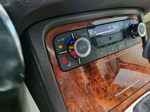 Used 2012 Volkswagen Touareg TDI image 19