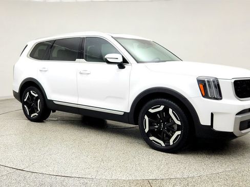 Used 2023 Kia Telluride EX w/ EX Captain's Chair Package AWD/4WD image 3