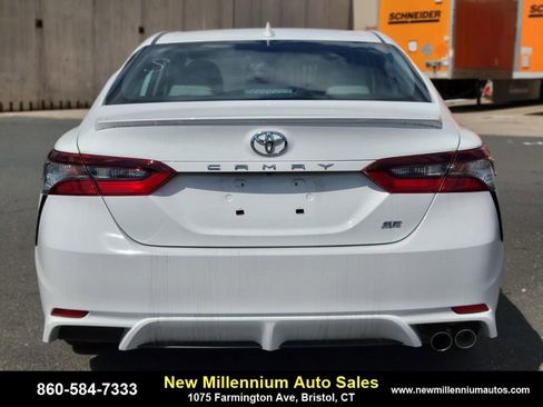 Used 2024 Toyota Camry SE image 4