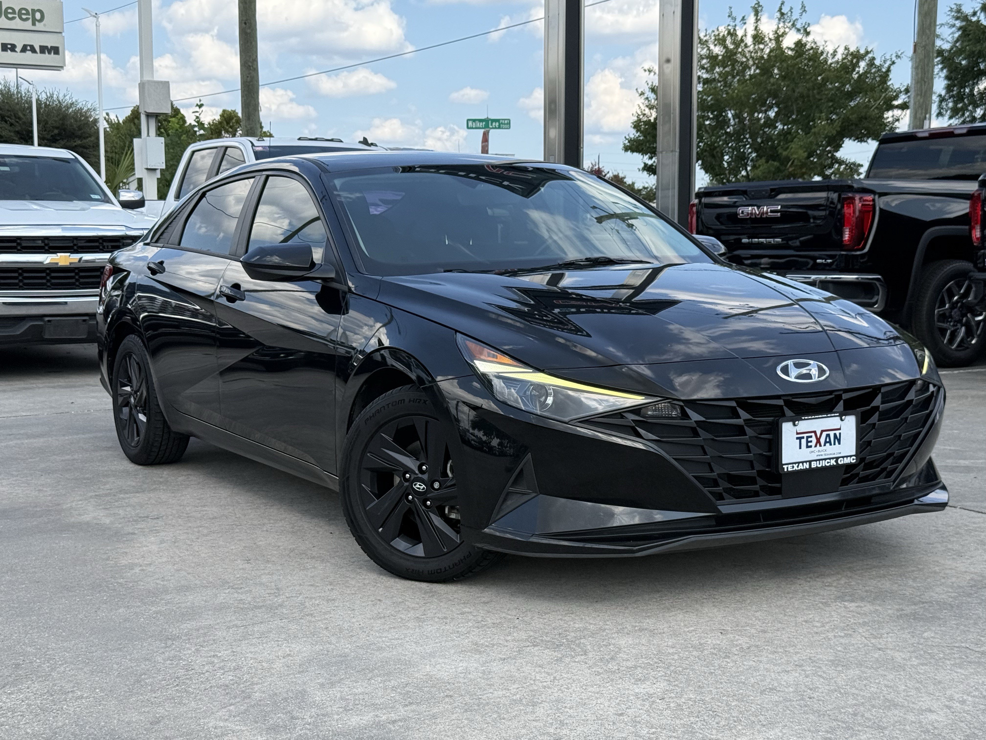 Used 2022 Hyundai Elantra SEL w/ Convenience Package FWD image 2