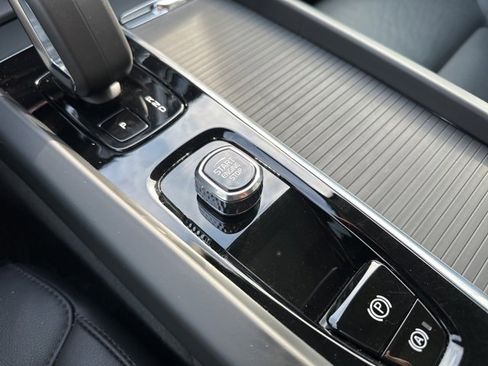 Certified 2025 Volvo XC60 B5 Core image 29