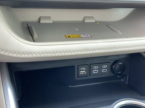 Used 2024 Toyota Highlander XLE FWD image 19