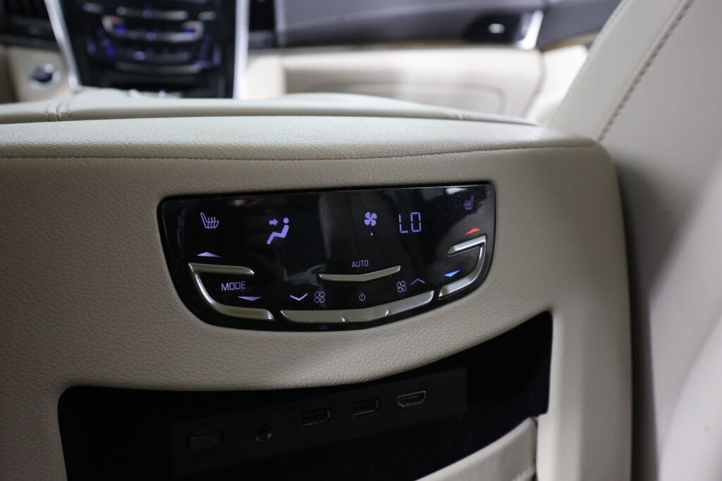 Used 2020 Cadillac Escalade Luxury AWD/4WD image 15