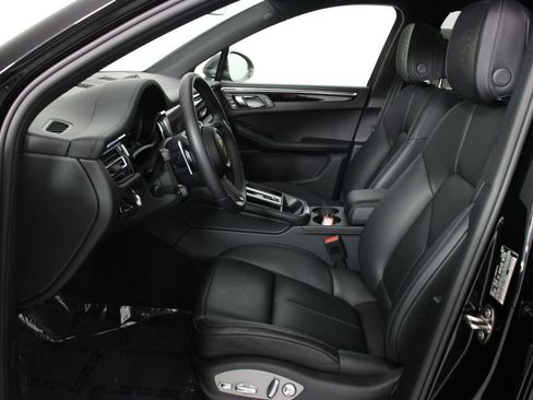 Certified 2025 Porsche Macan Turbo image 5