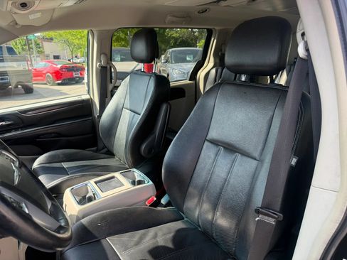 Used 2013 Chrysler Town & Country Touring-L w/ Trailer Tow Group FWD image 15