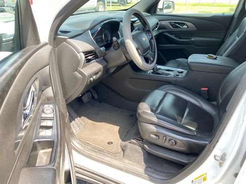 Used 2023 Chevrolet Traverse LT FWD image 4