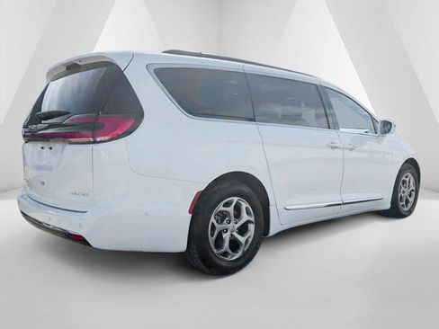 Used 2022 Chrysler Pacifica Limited image 7