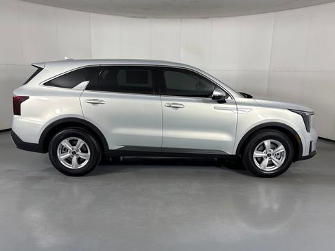 New 2026 Kia Sorento LX FWD image 9