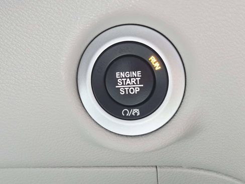 Used 2024 Chrysler Pacifica Touring-L image 33