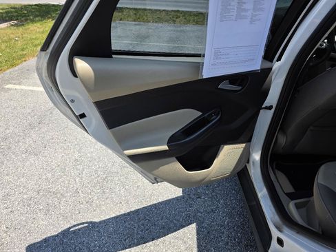 Used 2013 Ford Focus SE w/ SE Winter Pkg FWD image 13