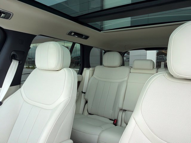 Used 2025 Land Rover Range Rover SE AWD/4WD image 8