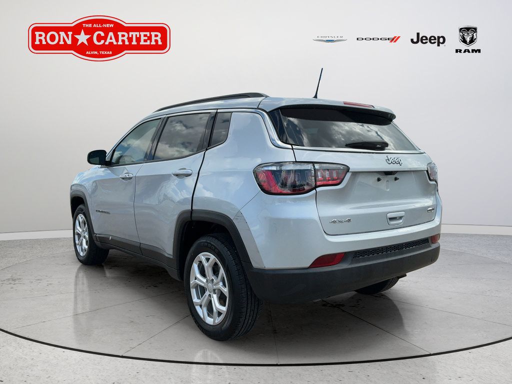 Used 2024 Jeep Compass Latitude AWD/4WD image 4