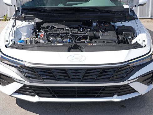 Used 2024 Hyundai Elantra SE image 7