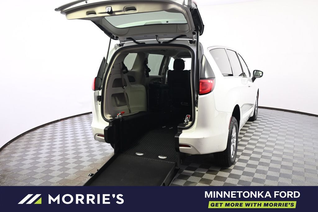Used 2023 Chrysler Voyager LX FWD image 5