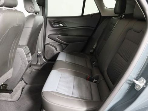 Used 2025 Chevrolet Trax LT w/ LT Convenience Package image 17