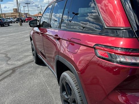 Used 2022 Jeep Grand Cherokee Altitude AWD/4WD image 9
