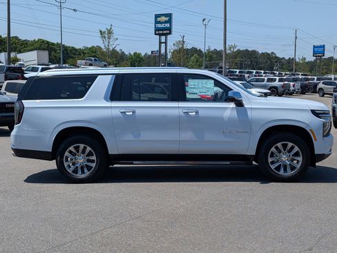 New 2026 Chevrolet Suburban Premier RWD image 7
