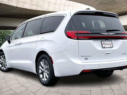 New 2026 Chrysler Pacifica Limited w/ Trailer Tow Group FWD image 3
