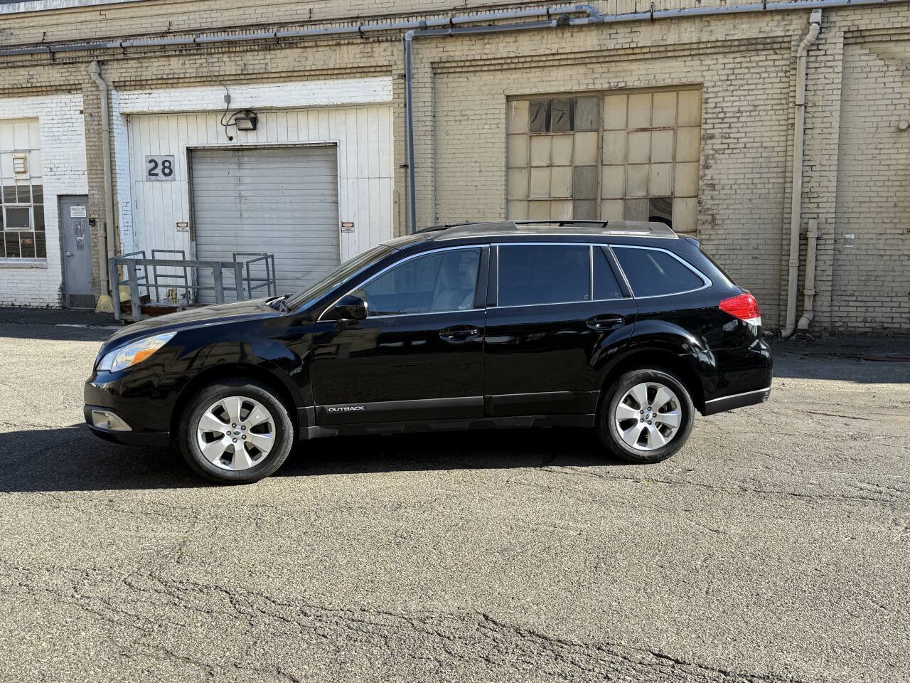 Used 2011 Subaru Outback 2.5i Limited AWD/4WD image 4