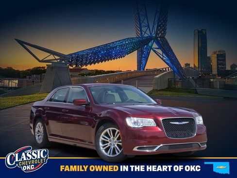 Used 2017 Chrysler 300 Limited RWD image 1
