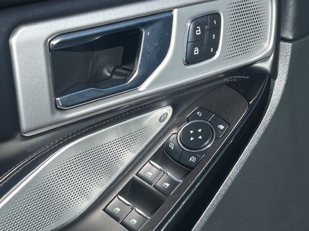 Used 2021 Ford Explorer Platinum w/ Equipment Group 601A AWD/4WD image 27