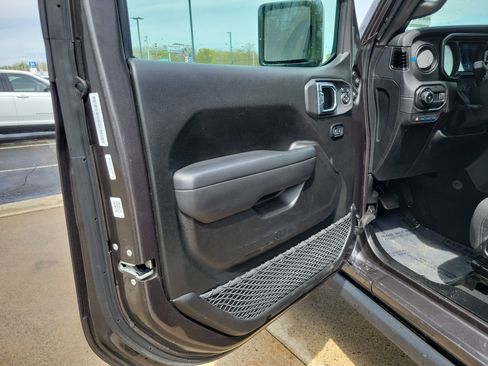 Used 2025 Jeep Wrangler Unlimited Rubicon 4xe w/ Convenience Group AWD/4WD image 6