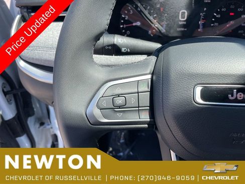 Used 2025 Jeep Compass Latitude AWD/4WD image 13
