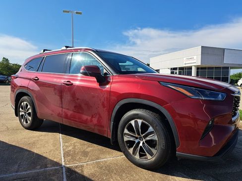 Used 2021 Toyota Highlander XLE FWD image 2