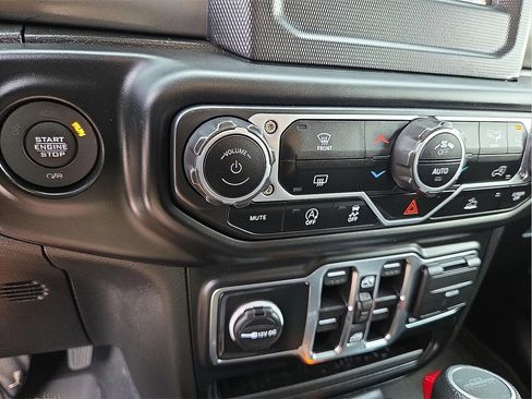 Used 2023 Jeep Gladiator Willys image 16