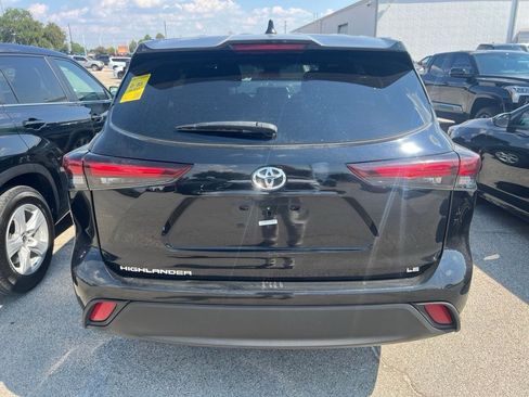 Used 2024 Toyota Highlander LE FWD image 5