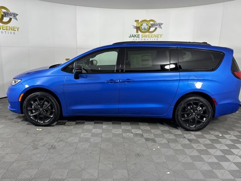 New 2026 Chrysler Pacifica Select w/ S Appearance Package image 5