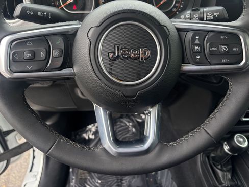 Used 2025 Jeep Wrangler Unlimited Sahara AWD/4WD image 28