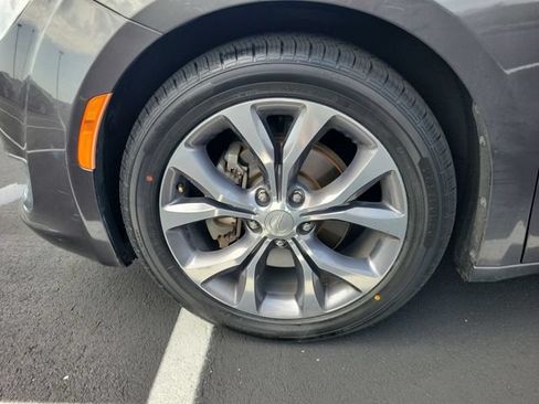 Used 2018 Chrysler Pacifica Limited w/ Tire & Wheel Group FWD image 17