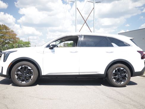 Used 2024 Kia Sorento S FWD image 2