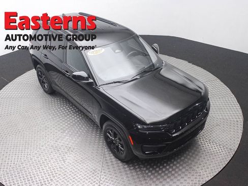 Used 2025 Jeep Grand Cherokee Altitude AWD/4WD image 3