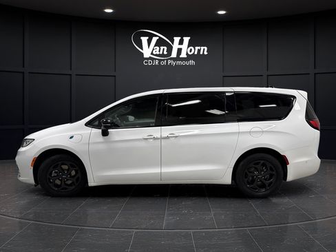 Used 2024 Chrysler Pacifica Limited FWD image 12