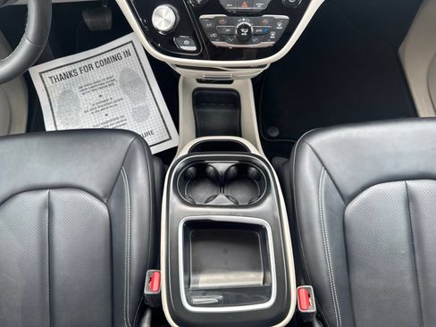 Used 2024 Chrysler Pacifica Touring-L FWD image 21