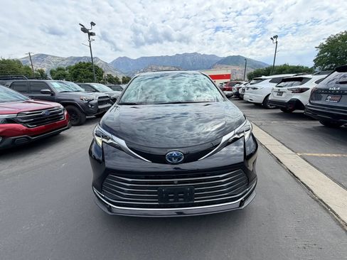 Used 2024 Toyota Sienna Platinum FWD image 9