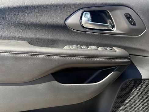 New 2027 Chrysler Pacifica Select FWD image 24