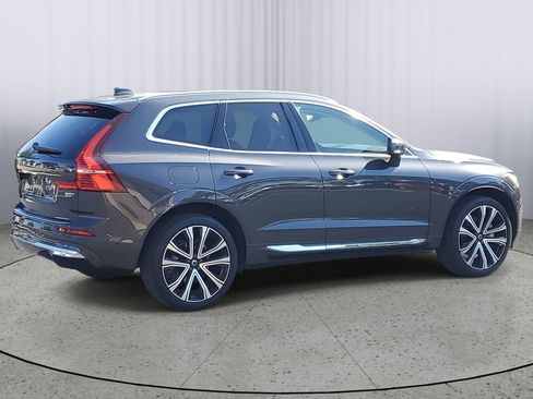 Used 2023 Volvo XC60 B5 Ultimate w/ Climate Package image 3
